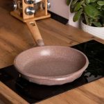 Алюмінієва сковорода 1,5 л, мармурове антипригарне покриття, Ø 26 см, товсте дно, кавовий MGC HP-4-419CO - Зображення 2