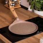 Алюмінієва млинцева сковорода з мармуровим антипригарним покриттям Ø 28 см, товсте дно MGC кавового кольору HP-4-430CO - Зображення 2