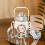 Пляшка для води з трубочкою 820 мл дитяча з ручкою та ремінцем Сірий HPGM2217G - Зображення 2