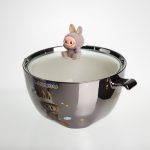 Бульйонниця порцелянова Labubu з кришкою та ручками 800 (мл) Ø15 (см) дитяча тарілка для супу та локшини Сріблястий з коричневим FM-34B - Зображення 4