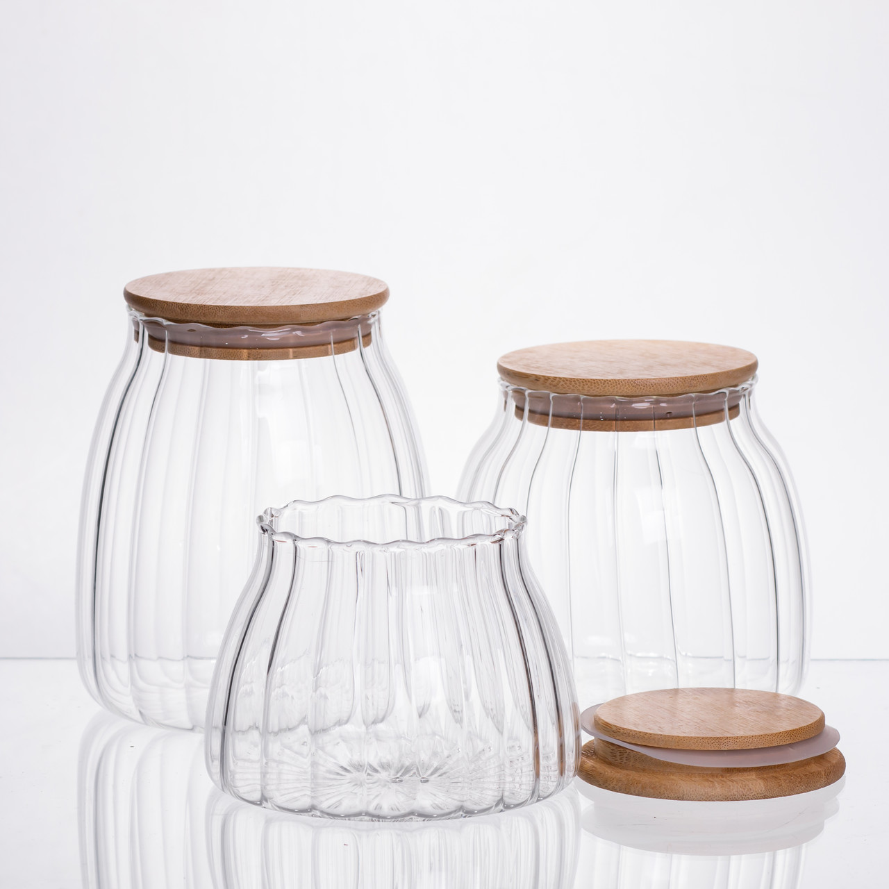 nabor_banok_dlya_sypuchih_produktov_steklyannye_s_bambukovymi_kryshkami_3_shtuki_0_5_0_8_1_l-1 Набір банок для сипучих продуктів скляні з бамбуковими кришками 3 штуки 0.5/0.8/1 л 64486-56 - Зображення 1