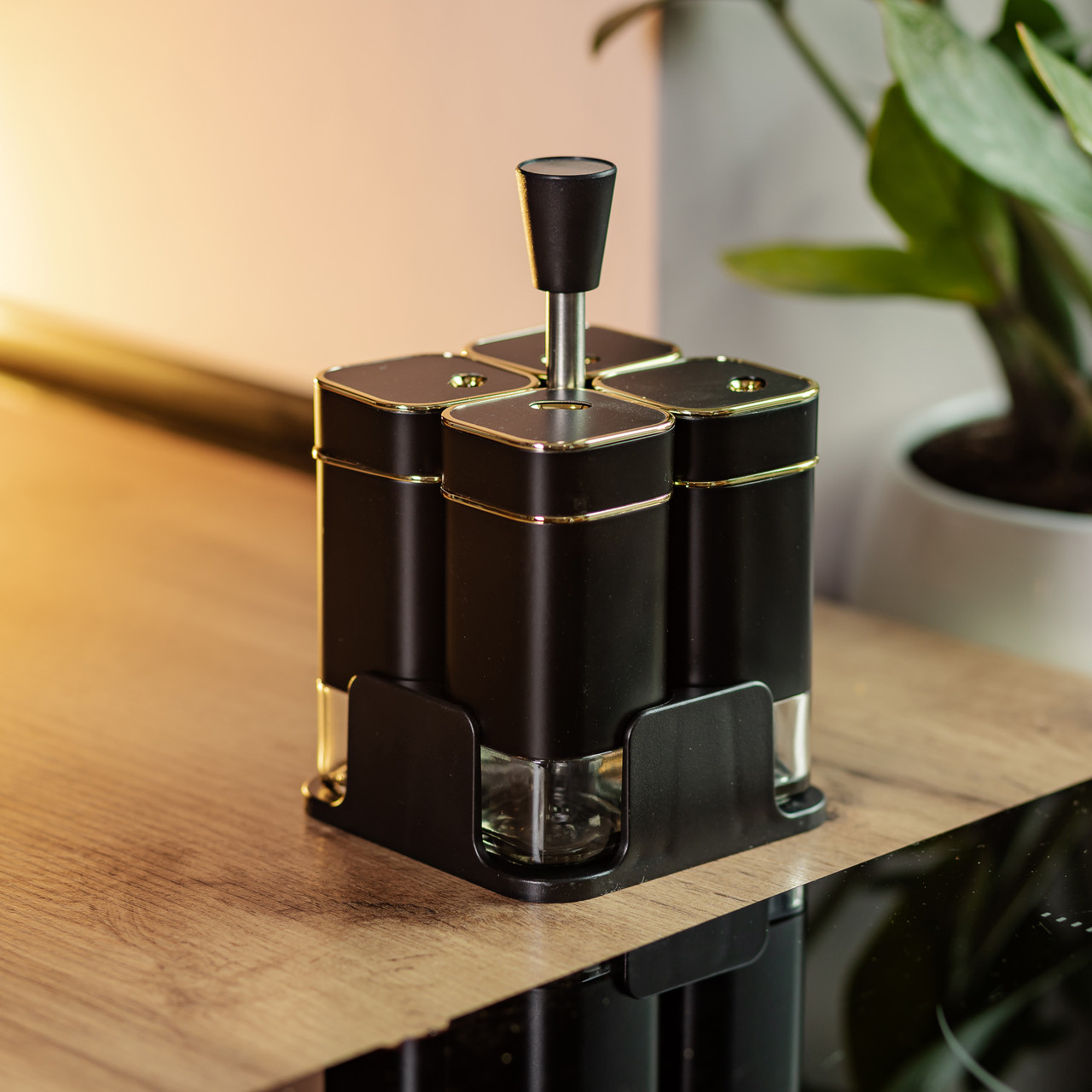 Набір для спецій на підставці 4 предмети 10х10х17 см ємності для приправ 120 мл Чорний HP-1306 - Зображення 6