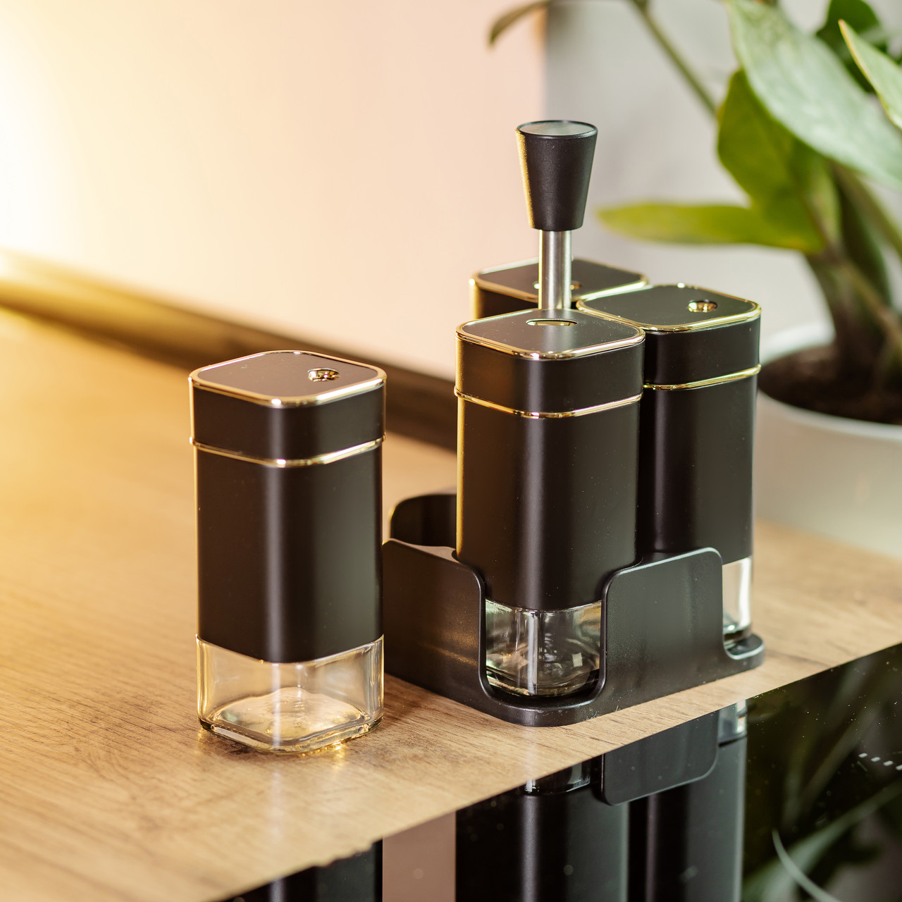 Набір для спецій на підставці 4 предмети 10х10х17 см ємності для приправ 120 мл Чорний HP-1306 - Зображення 7