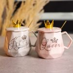 Набір парних порцелянових чашок Queen&King 2 (шт) по 400 (мл) чашки на подарунок із кришкою та ложкою FM-30 - Зображення 2