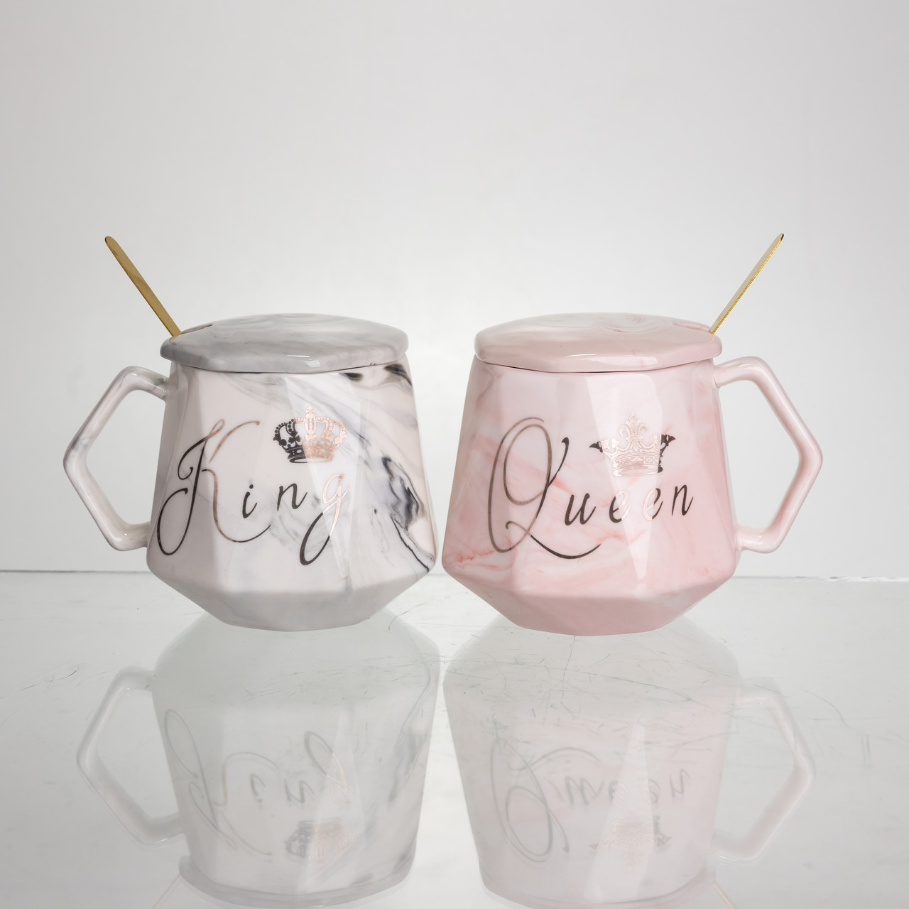 Набір парних порцелянових чашок Queen&King 2 (шт) по 400 (мл) чашки на подарунок із кришкою і ложкою Рожевий з блакитним FM-31 - Зображення 1