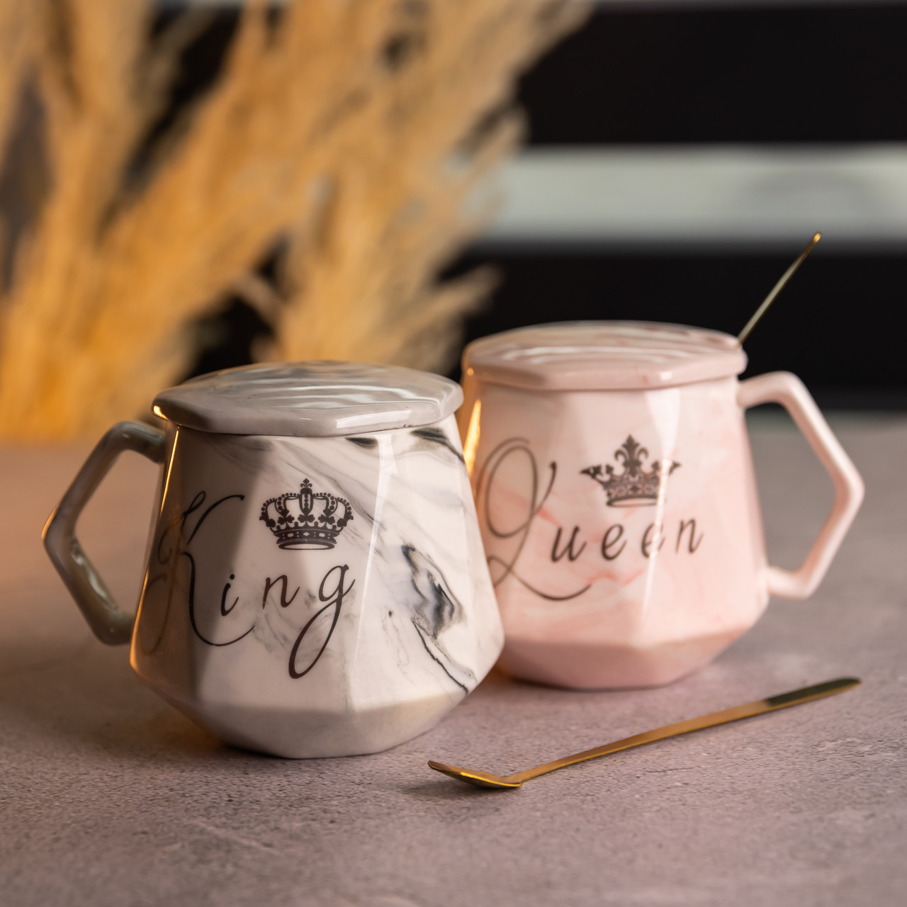 Набір парних порцелянових чашок Queen&King 2 (шт) по 400 (мл) чашки на подарунок із кришкою і ложкою Рожевий з блакитним FM-31 - Зображення 2