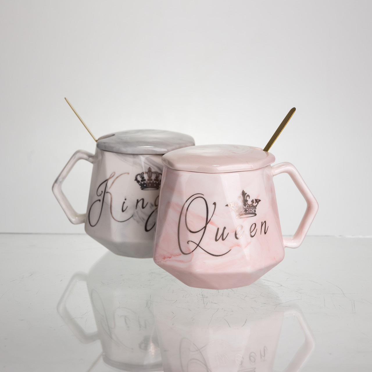 Набір парних порцелянових чашок Queen&King 2 (шт) по 400 (мл) чашки на подарунок із кришкою і ложкою Рожевий з блакитним FM-31 - Зображення 3