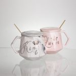 Набір парних порцелянових чашок Queen&King 2 (шт) по 400 (мл) чашки на подарунок із кришкою і ложкою Рожевий з блакитним FM-31 - Зображення 4