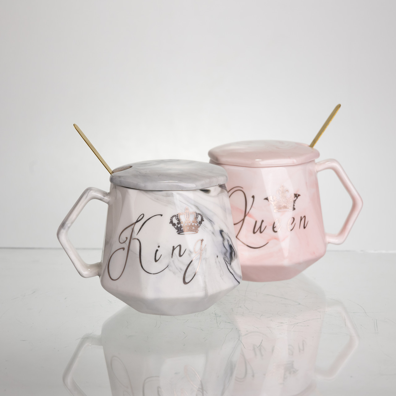 Набір парних порцелянових чашок Queen&King 2 (шт) по 400 (мл) чашки на подарунок із кришкою і ложкою Рожевий з блакитним FM-31 - Зображення 4