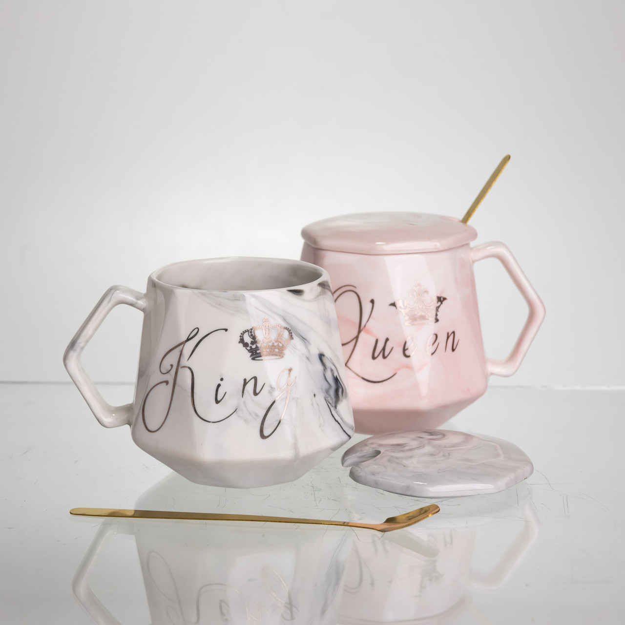 Набір парних порцелянових чашок Queen&King 2 (шт) по 400 (мл) чашки на подарунок із кришкою і ложкою Рожевий з блакитним FM-31 - Зображення 5