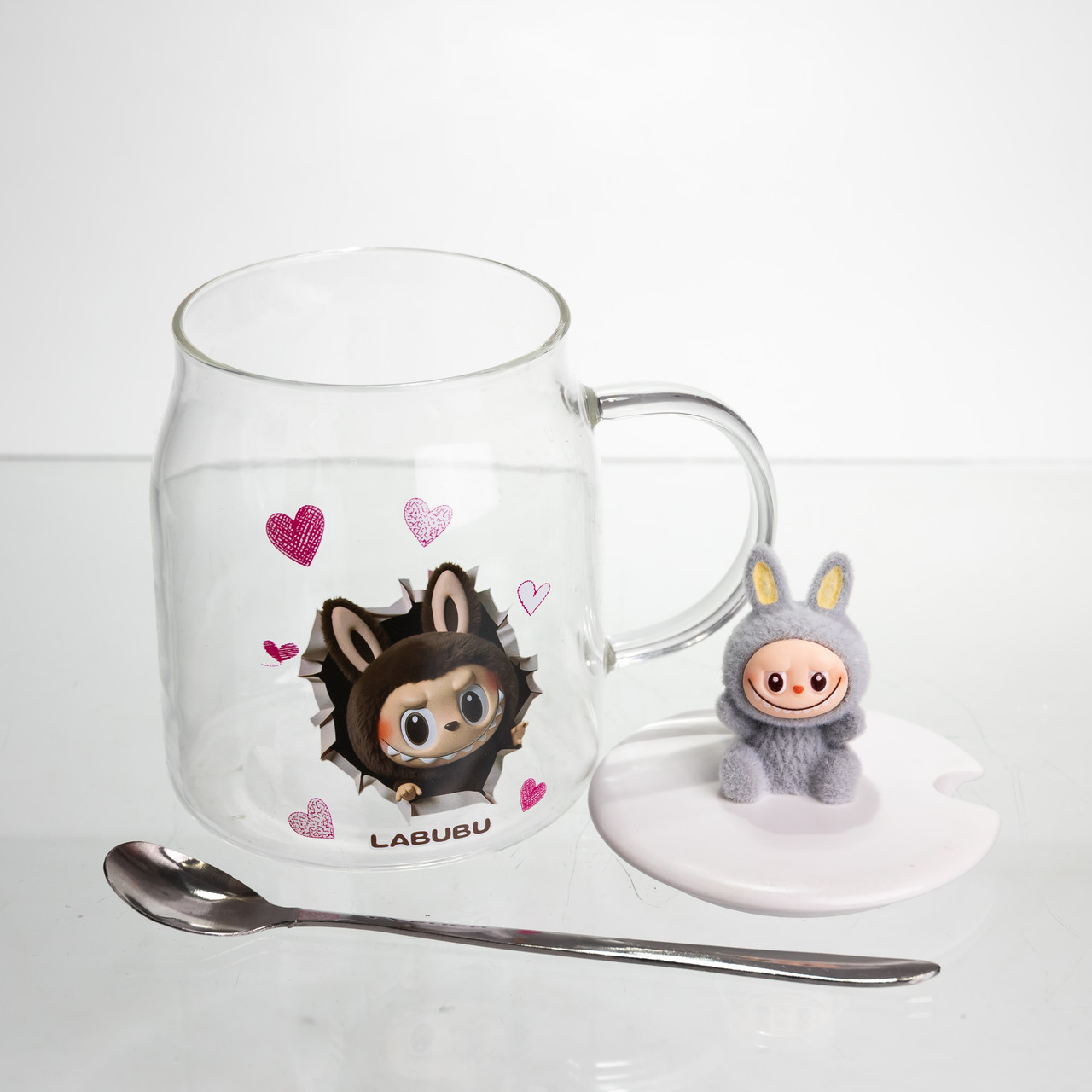 Новорічна велика скляна чашка "Лабубу" з кришкою та ложкою 600 мл Сірий FM-56A - Зображення 2