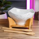 Салатниця га бамбуковій підставці з виделкою і ложкою 22*22*14 см Білий HP1228 - Зображення 2