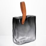 Декоративна скляна ваза-сумочка з ручкою 16×8×18.5 см Сірий HP-19-156-2 - Зображення 3