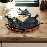 Тарілка для піци 28 см порцелянова з бамбуковою підставкою, що обертається, секційна чорна HP1247 - Зображення 2