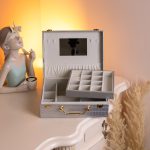 Скринька для прикрас з еко шкіри 19 відділень з дзеркалом 23.5×14×8 см Сірий HP-5-20G - Зображення 9