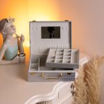 Скринька для прикрас з еко шкіри 19 відділень з дзеркалом 23.5×14×8 см Сірий HP-5-20G - Зображення 10