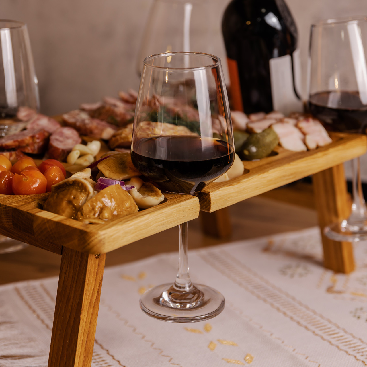 Винний столик-менажниця з дерева 50×30 см прямокутний на ніжках дуб BWS500180 - Зображення 7