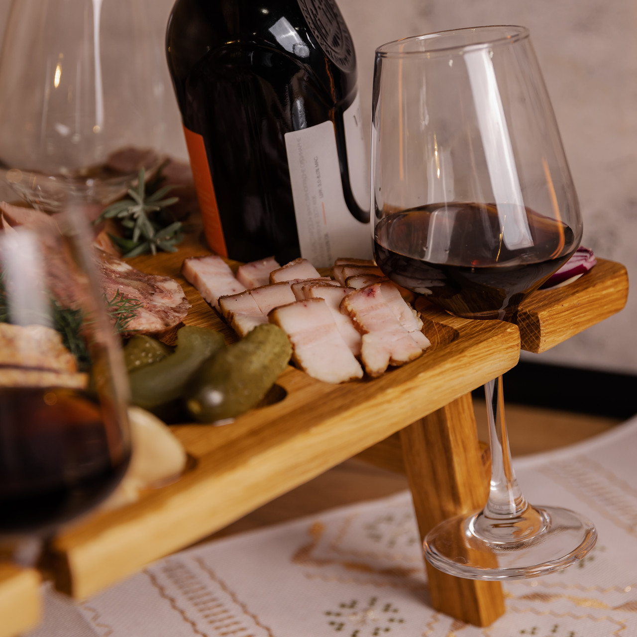 Винний столик-менажниця з дерева 50×30 см прямокутний на ніжках дуб BWS500180 - Зображення 8