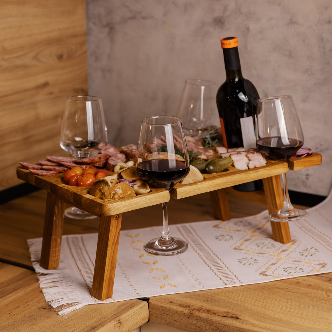Винний столик-менажниця з дерева 50×30 см прямокутний на ніжках дуб BWS500180 - Зображення 9