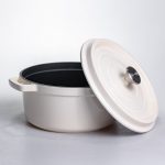 Емальована чавунна кокотниця 4,5 л, бежевого кольору Yiwu HP-FLG-4 WHITE - Зображення 3