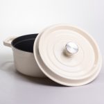 Емальована чавунна кокотниця 5,5 л, бежевий Yiwu HP-FLG-5 WHITE - Зображення 3