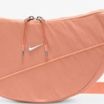 Сумка Nike NK AURA CRESCENT CROSSBODY 4L помаранчевого кольору для жінок 30 х 18 х 10 см (HQ4370-844)