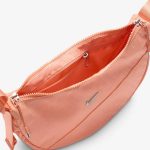 Сумка Nike NK AURA CRESCENT CROSSBODY 4L помаранчевого кольору для жінок 30 х 18 х 10 см (HQ4370-844) - Зображення 4