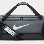 Дорожня сумка Nike NK BRSLA M DUFF – 9.5 60L сірого та чорного кольору, розміри 63,5х30,5х30,5 см