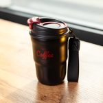 Термочашка "Coffee" 400 мл з ремінцем та відкидною кришкою-клапаном, чорна Yiwu HP-GM-17 - Зображення 2