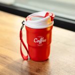 Термочашка "Coffee" 400 мл з ремінцем та відкидною кришкою, червона Yiwu HP-GM-18 - Зображення 2